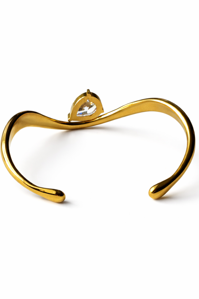 Gold-pleated bracelet with a heart-shaped zircon